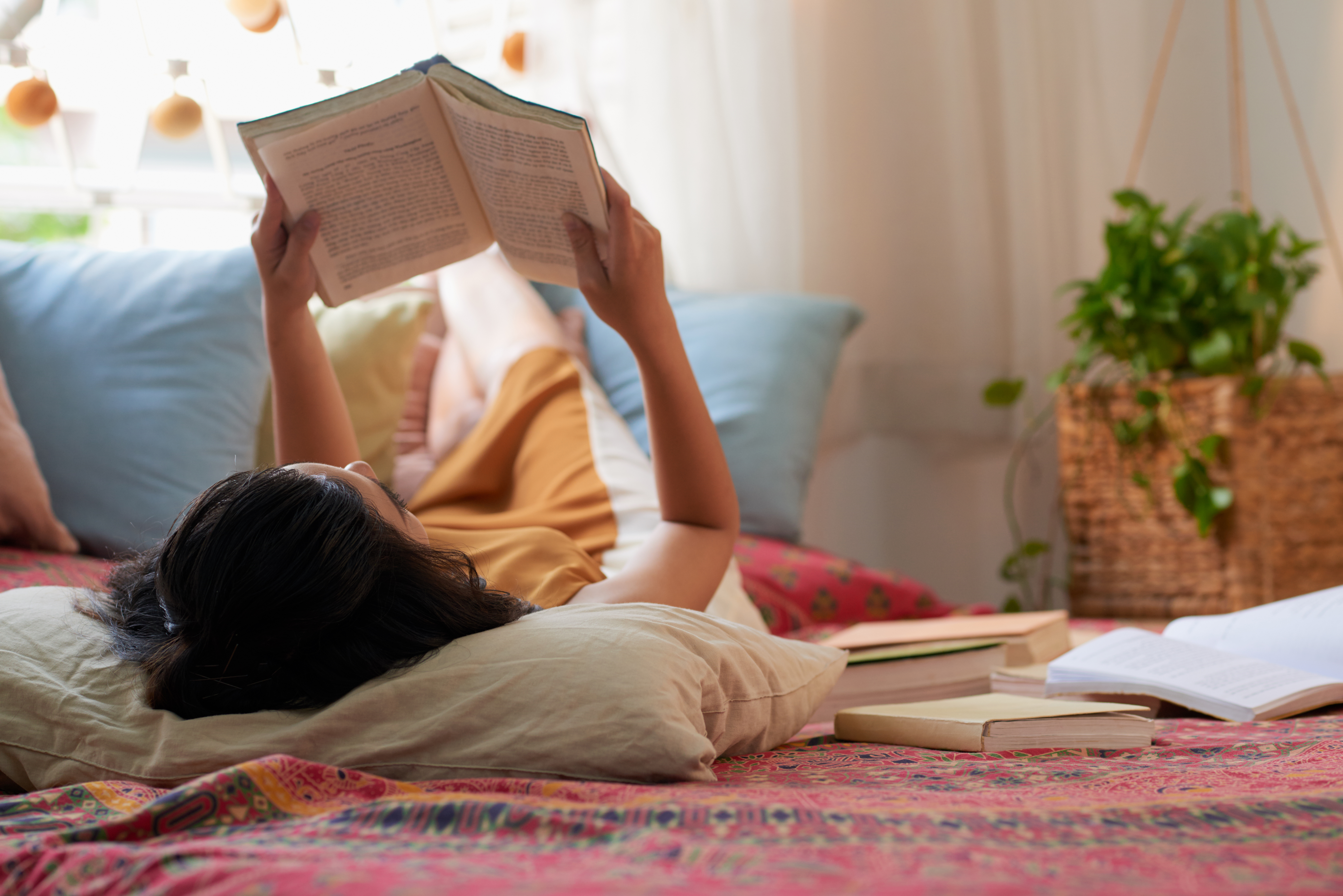 She reads in the evening. Чтение в кровати. Чтение книг. Чтение книги в кровати. Книги лежат на кровати.